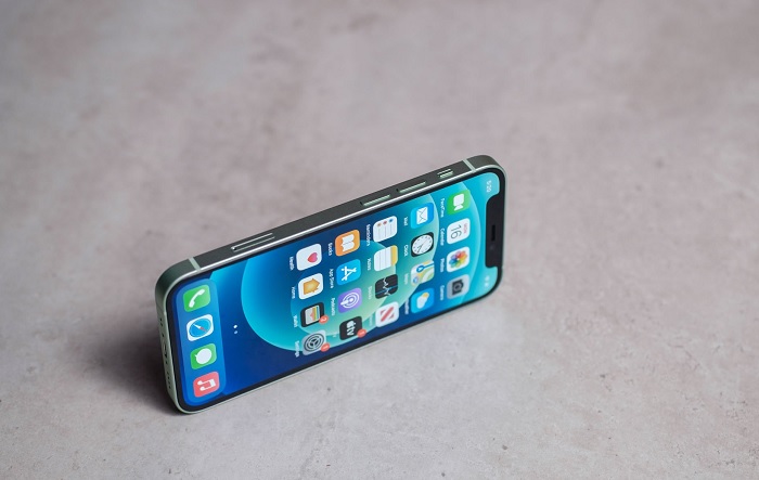 Cạnh trái là cụm tăng giảm âm lượng và phím gạt chuyển chế độ im lặng