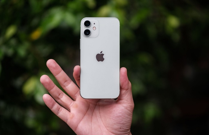 iPhone 12 mini có thiết kế nhỏ gọn