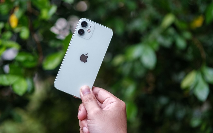 iPhone 12 mini có trọng lượng nhẹ hơn rất nhiều so với iPhone 12, iPhone 12 Pro và iPhone 12 Pro Max