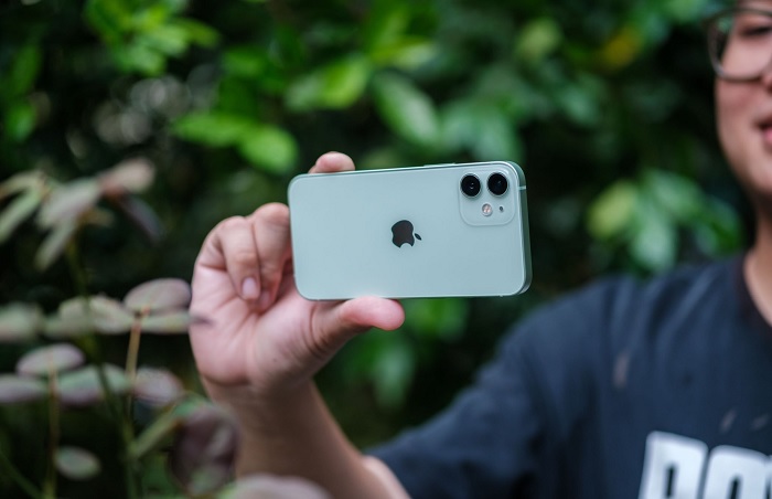 Cảm giác cầm iPhone 12 mini chụp ảnh vô cùng thoải mái