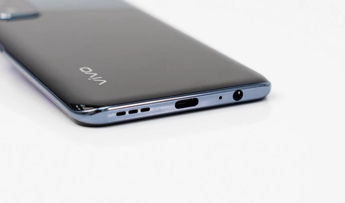 Cạnh đáy gồm loa ngoài, cổng sạc USB Type-C, mic và jack tai nghe 3.5mm