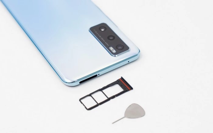 Đỉnh máy được bố trí khay cắm SIM và thẻ nhớ