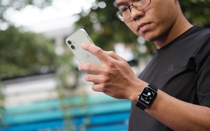 Trọng lượng nhẹ nên cảm giác cầm trên tay vô cùng thoải mái