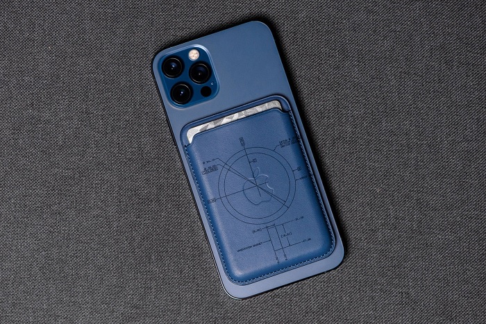 Ví dính lên mặt lưng iPhone 12 trông gọn gàng và đẹp mắt