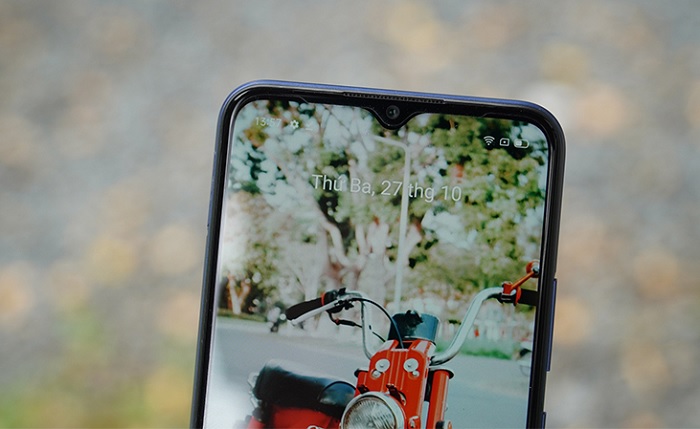 Camera trước được đặt trong notch đục hình giọt nước