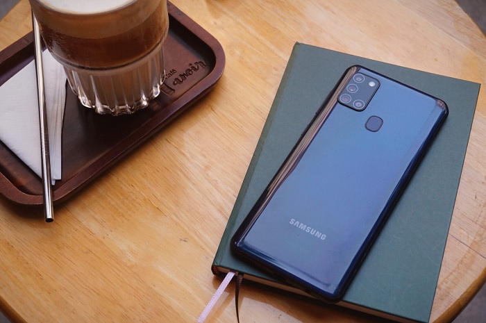 Galaxy A21s có gì hấp dẫn ư? Đó chính là vẻ ngoài trẻ trung nhẹ nhàng nhưng rất hiện đại