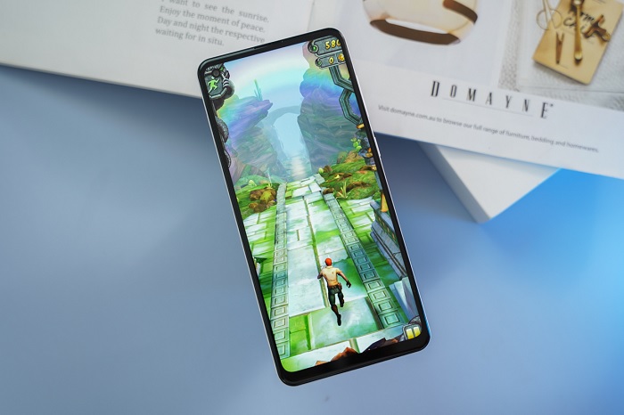 Trải nghiệm chơi game khó bị gián đoạn giữa chừng nhờ viên pin trâu 5.000 mAh