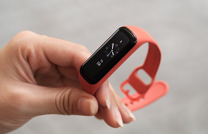 Fit2 được trang bị màn hình AMOLED 16 triệu màu