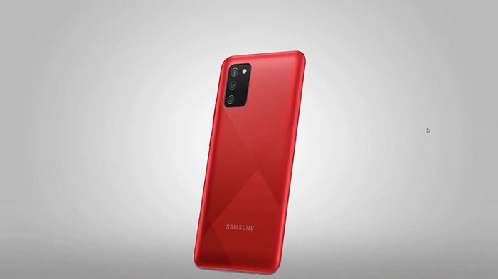 Galaxy A02s với mặt lưng họa tiết là các đường cắt táo bạo