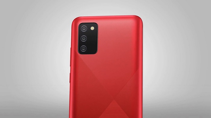 Galaxy A02s được trang bị camera chính 13MP, hai camera phụ là đo chiều sâu và macro 2MP