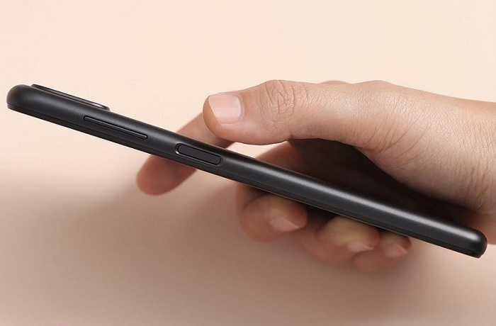 Cạnh phải của Galaxy A12 được bố trí nút nguồn kiêm cảm biến vân tay và phím tăng giảm âm lượng