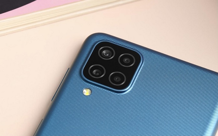 Cận cảnh cụm camera sau trên Galaxy A12
