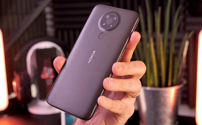 Mặt lưng tạo ấn tượng mạnh với cụm camera hình tròn