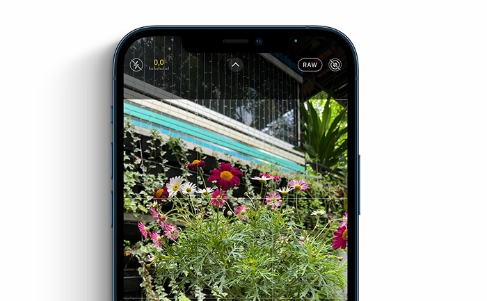 Mỗi lần mở ứng dụng camera lên, góc trên bên phải sẽ hiển thị cho người dụng biểu tượng RAW để tắt/bật khi cần