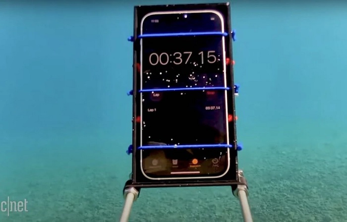 Thử thách về khả năng chống nước trên iPhone 12