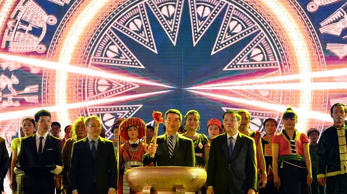 Thiếu tướng Nguyễn Mạnh Hùng, Tổng giám đốc Viettel, gióng trống khai trương mạng 4G Viettel