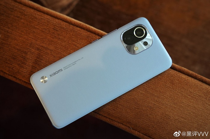 Smartphone được hoàn thiện vô cùng cứng cáp và chắc chắn