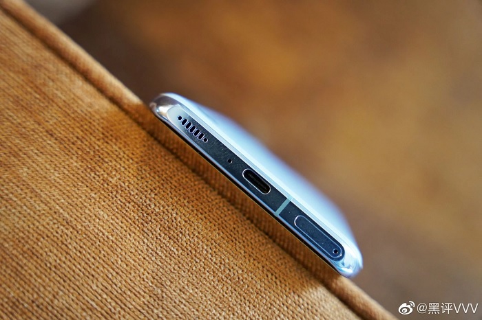 Cạnh dưới đầy đủ gồm loa ngoài, mic thoại, cổng Type-C và khe sim