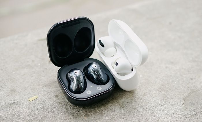 Galaxy Buds Live màu đen và AirPods Pro màu trắng