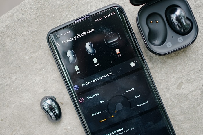 Galaxy Buds Live phù hợp với điện thoại Android và do Samsung sản xuất