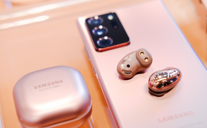 Galaxy Buds Live sạc không dây được với thiết bị dòng Note hoặc S