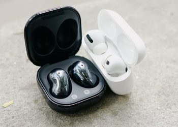 nên mua Galaxy Buds Live hay AirPods Pro