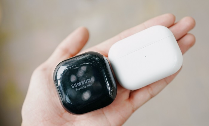 Hộp đựng của Galaxy Buds Live và AirPods Pro