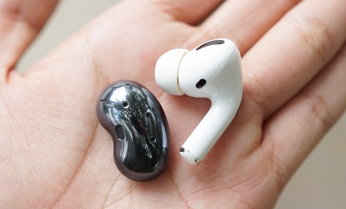 Tai nghe AirPods Pro bên trái và Galaxy Buds Live bên phải