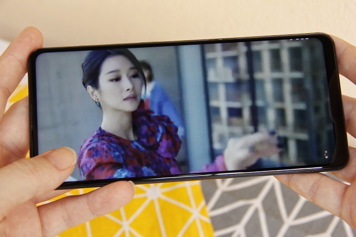 Smartphone pin khủng màn hình lớn đại diện là Galaxy A21s