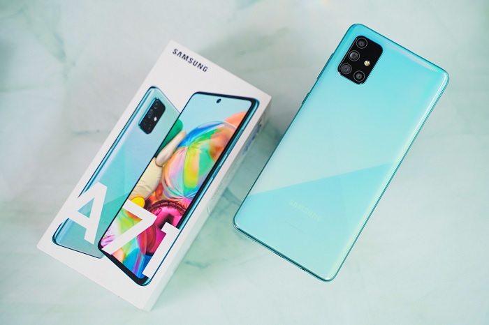 Mặt lưng với những đường cắt chấm phá tạo nên sự trẻ trung táo báo về thiết kế cho Galaxy A71
