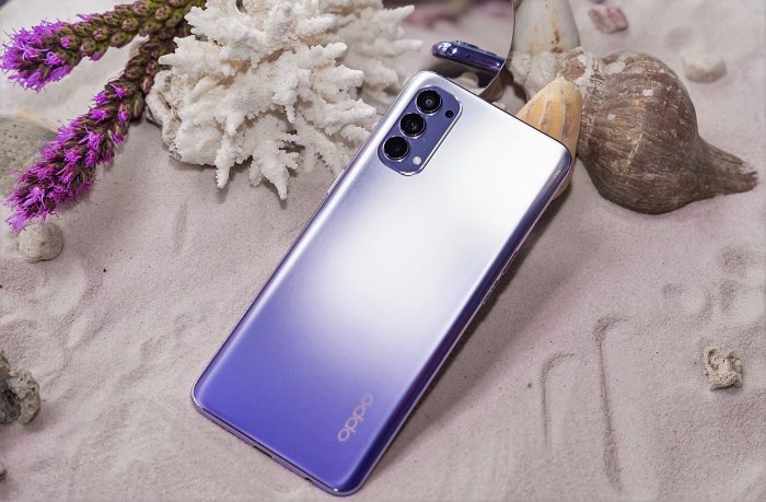 Hiệu ứng ánh sáng ảo diệu trên mặt lưng của OPPO Reno4 màu Tím khói
