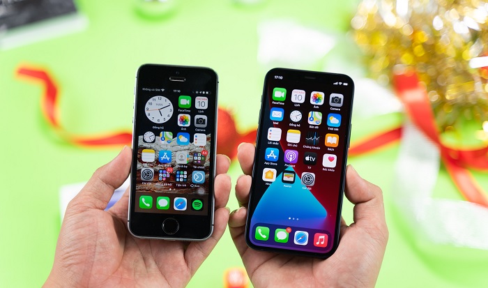 iPhone 12 mini so với iPhone SE đời đầu