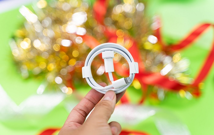 Dây cáp sạc duy nhất đi kèm trong hộp bán lẻ iPhone 12 mini