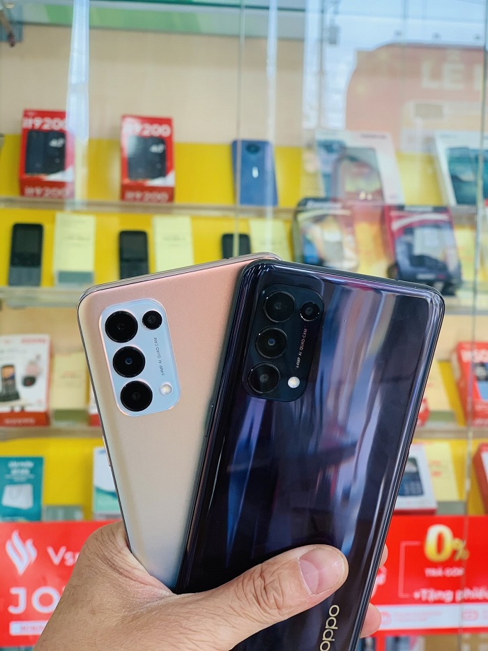 Trên tay OPPO Reno5 "bằng xương bằng thịt" tại Viettel Store
