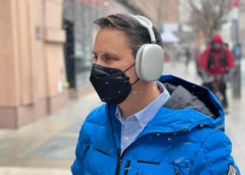 trên tay AirPods Max