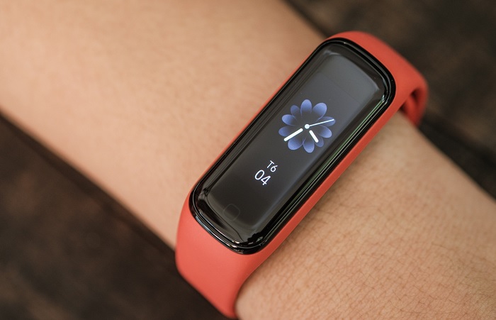 Màn hình Galaxy Fit2 được làm cong 3D và lớn hơn Fit