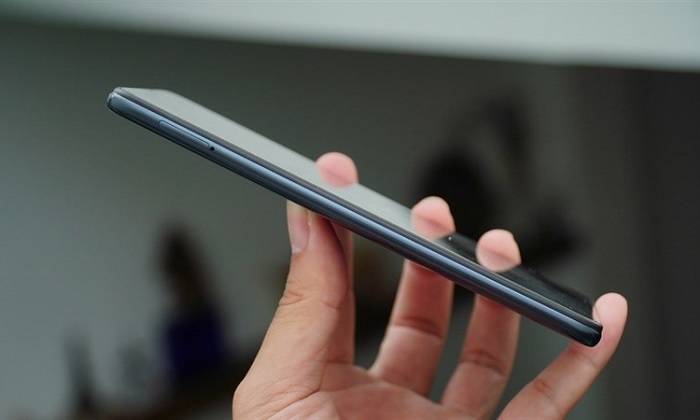 Cạnh trái máy là khe cắm SIM và thẻ nhớ