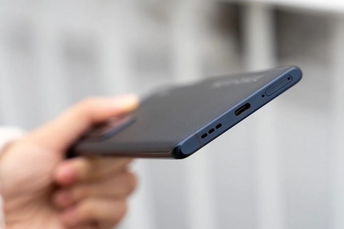 Cạnh đáy được bố trí loa ngoài, cổng sạc và khay SIM