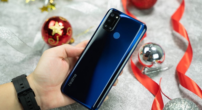 Cạnh cụm camera hình chữ nhật là cảm biến vân tay, lui xuống phía dưới là logo Realme