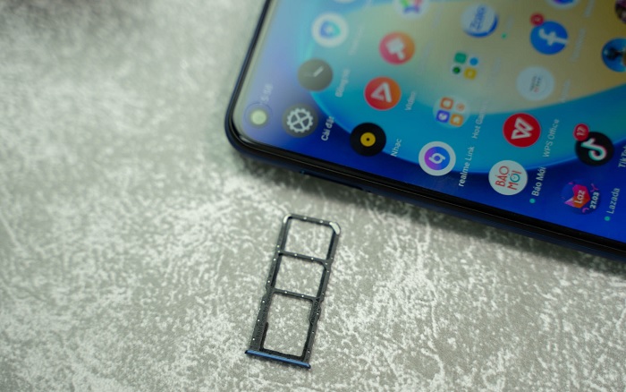 Cạnh trái được bố trí khay cắm SIM