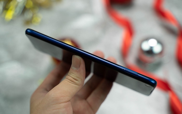 Các cạnh viền đều rất mỏng, chỉ duy nhất cạnh đáy còn hơi dày