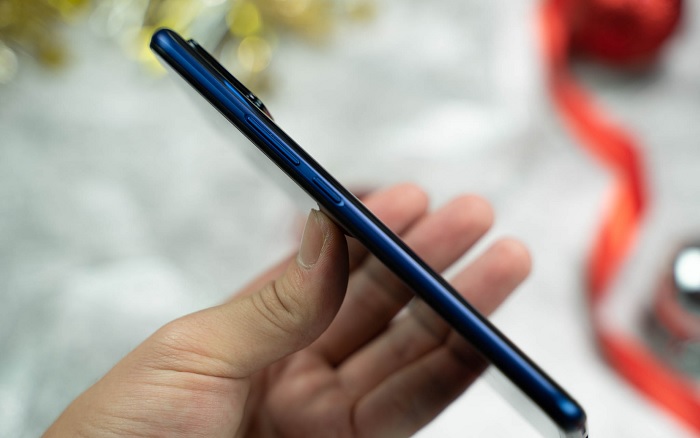 Cạnh phải gồm nút nguồn và phím tăng giảm âm lượng