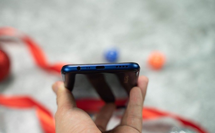 Cạnh đáy được bố trí loa ngoài, cổng sạc USB Type-C, hai mic thoại và jack tai nghe 3.5mm