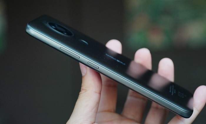 Cạnh phải được bố trí nút nguồn và phím tăng giảm âm lượng