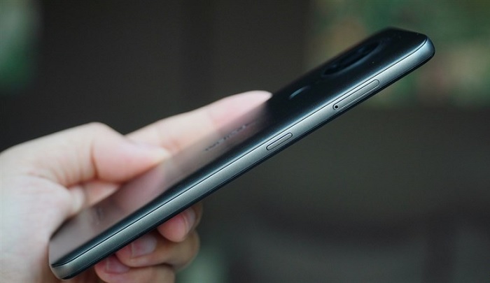 Cạnh trái gồm có: nút gọi trợ lý ảo Google, khe cắm thẻ SIM