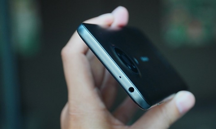 Đỉnh máy chỉ có jack tai nghe 3.5 mm và mic