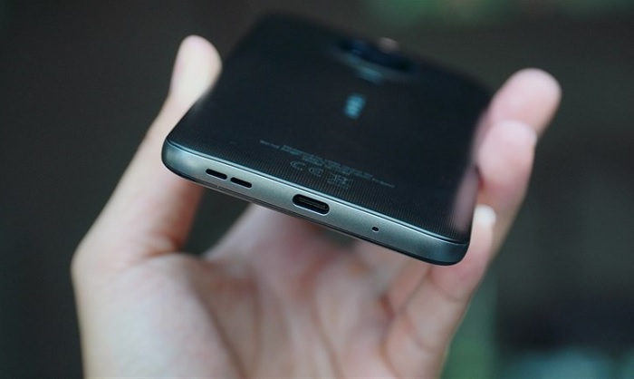 Cạnh đáy gồm loa ngoài, cổng sạc USB Type C và mic thoại