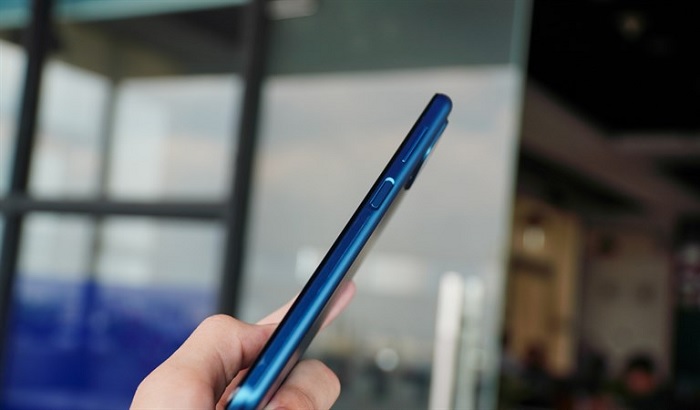 Cạnh phải của máy là nút nguồn và tăng giảm âm lượng