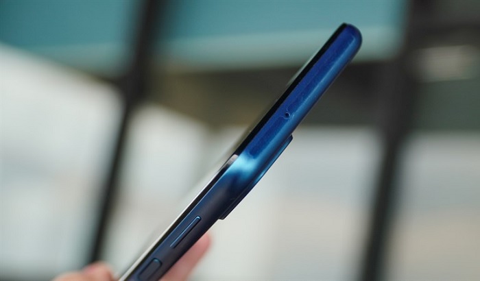 Cạnh trên là mic thu âm