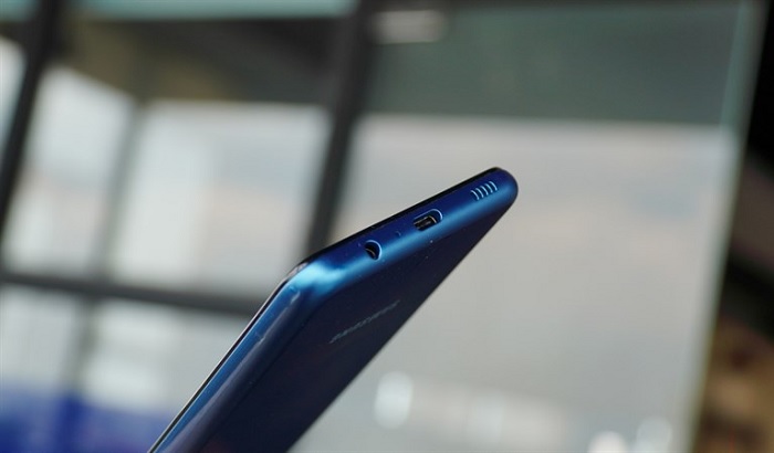 Cạnh đáy của máy là giắc cắm tai nghe 3.5mm, cổng USB-C, loa ngoài